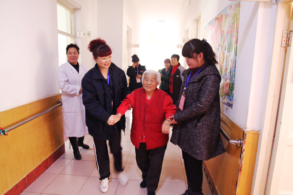 老人的笑容，我們的快樂——公司青年志愿者走進(jìn)敬老院活動側(cè)記.jpg